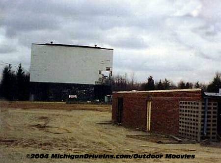 Crest Drive-In Theatre - Crest Screen Snackbar 1990 Courtesy Darryl Burgess-Outdoor Moovies (newer photo)